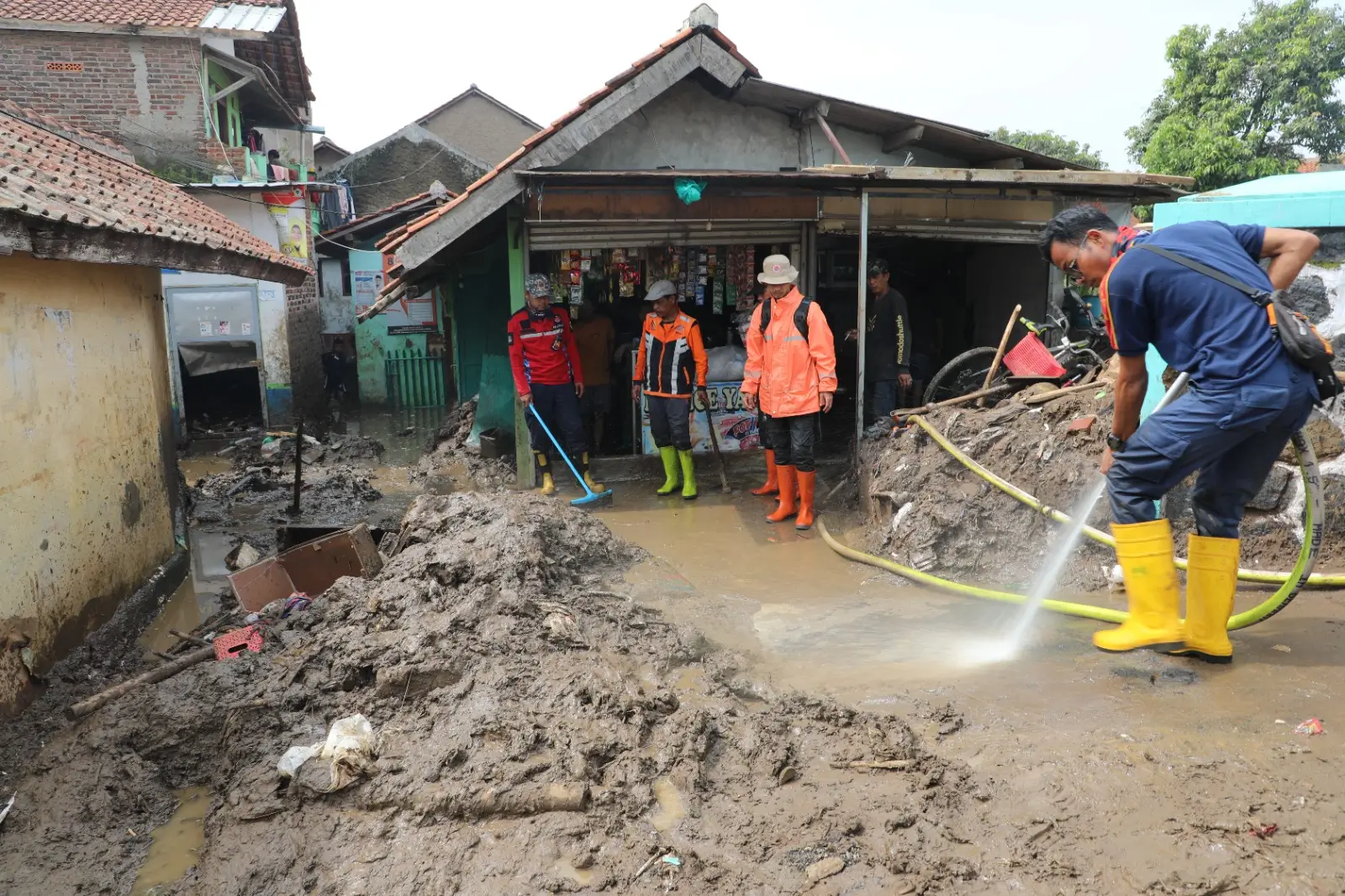 Tim gabungan dan masyarakat terus berupaya membangun tanggul penahan sementara dan membersihkan sisa material lumpur dan sampah yang terbawa arus banjir di Kecamatan Dayeuhkolot, Kabupaten Bandung, Jawa Barat pada Senin (15/1).
